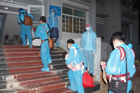 Вьетнамские граждане, вернувшиеся из-за границы, отправляются в карантинный объект (Фото: ВИA) 
