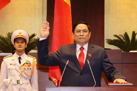 Премьер-министр Фам Минь Тьинь принес присягу на абсолютную верность Отечеству, народу и Конституции Социалистической Республики Вьетнам 5 апреля. (Фото: ВИА)