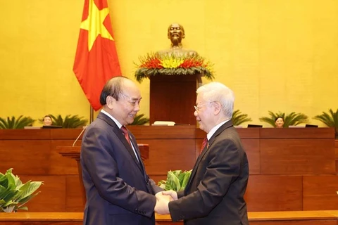 Генеральный секретарь ЦК КПВ Нгуен Фу Чонг (справа) и новоизбранный президент страны Нгуен Суан Фук. (Фото: ВИА)