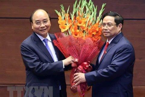 Президент страны НГуен Суан Фук (слева) и премьер-министр Фам Минь Тьинь. (Фото: ВИА)