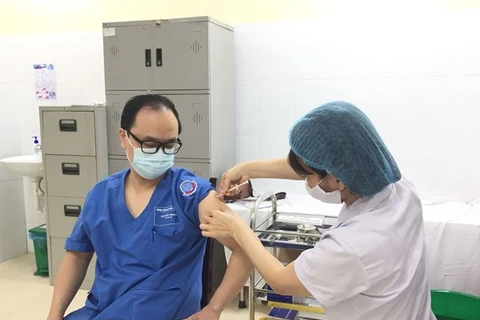 Медицинский работник на передовой получает прививку от COVID-19. (Фото: ВИА)