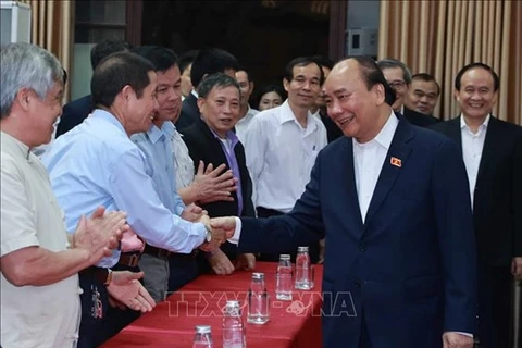 Президент Нгуен Суан Фук встречается с избирателями на конференции (Фото: ВИА)