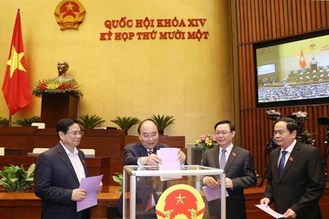 Президент Нгуен Суан Фук и другие руководители партии и государства голосуют за освобождение Данг Тхи Нгок Тхиня от должности вице-президента страны (Фото: ВИА)