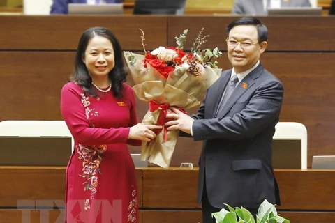Вице-президент Вьетнама Во Тхи Ань Суан (слева) и председатель Национального собрания Выонг Динь Хюэ. (Фото: ВИА)