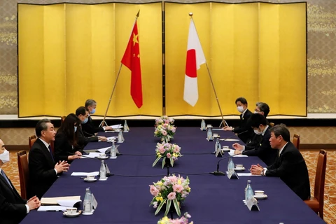 Министр иностранных дел Китая Ван И (слева) и его японский коллега Тосимицу Мотеги (справа) во время встречи в Токио 24 ноября 2020 года. (Фото: AFP / ВИА)