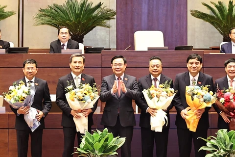 Председатель Национального собрания Выонг Динь Хюэ вручает цветы, чтобы поздравить председателей комитетов и генерального секретаря НС, генерального аудитора. (Фото: ВИА)