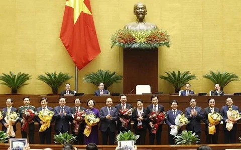 Руководители Вьетнама и новоназначенные члены правительства позируют для группового фото утром 8 апреля (Фото: ВИА)
