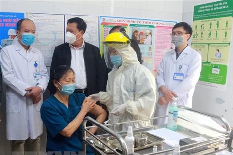 Первая прививка от COVID-19 в провинции Куангнине была сделана доктору Чан Тхи Минь Ли, заместителю директора акушерской больницы Куангнинь. (Фото: Буй Дык Хиеу/ВИА)