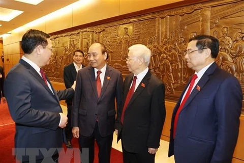 Генеральный секретарь партии Нгуен Фу Чонг (второй справа) и новоизбранные руководители государства и Национального собрания (НС) Вьетнама на церемонии закрытия 11-й сессии НС 14-го созыва (Фото: ВИА)