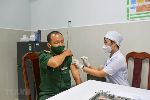 Медицинский работник 121-го военного госпиталя получают прививку от COVID-19 (Фото: ВИA)