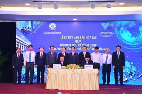 Министерство науки и технологий подписывает меморандум о взаимопонимании с Вьетнамским национальным университетом Хошимина (VNUHCM) на конференции по развитию человеческих ресурсов в индустрии материалов (Фото: ВИА)