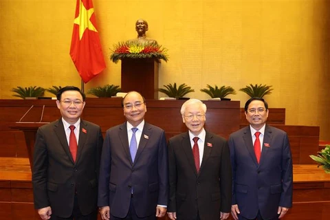 На 11-ой сессии Национального собрания Вьетнама 14-го созыва были избраны: (крайний слева) председатель НС Выонг Динь Хюэ, (второй слева) президент страны Нгуен Суан Фук и премьер-министр Фам Минь Тьинь (крайний справа). (Фото: ВИА)