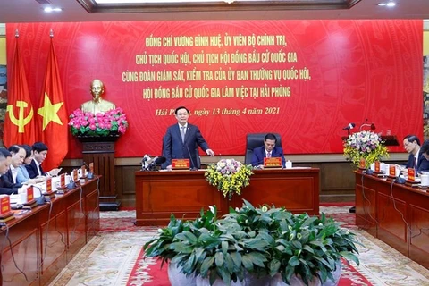 Председатель НС Выонг Динь Хюэ (стоит) выступает на встрече с Постоянным бюро партийного комитета и Избирательным советом города Хайфон 13 апреля (Фото: ВИА)