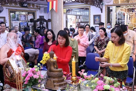Участники церемонии купаются у статуи Будды, что является ритуалом традиционного новогоднего праздника в Камбодже, Лаосе, Мьянме и Таиланде (Фото: ВИА)