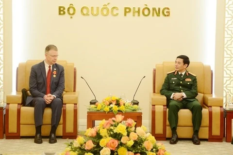 Министр национальной обороны, генерал-полковник Фан Ван Жанг (справа) устраивает прием 16 апреля в честь уходящего со своего поста посла США во Вьетнаме Дэниела Дж. Критенбринка (Фото: www.qdnd.vn)