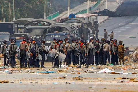 14 марта 121 года полиция Мьянмы усилила безопасность в районе Хлайнтхая города Янгон. (Фото: AFP / ВИА)