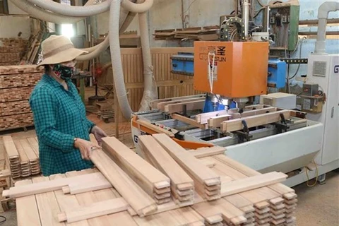 Рабочий проверяет мебельную продукцию на предприятии Taйфыок в промышленном парке Футай в центральной прибрежной провинции Биньдинь (Фото: ВИA)