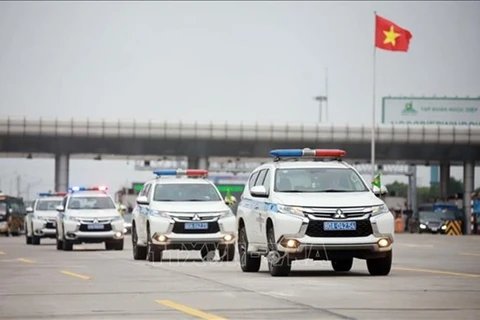 Милицейский патруль на скоростной автомагистрали Ханой-Хайфон. (Фото: ВИА)