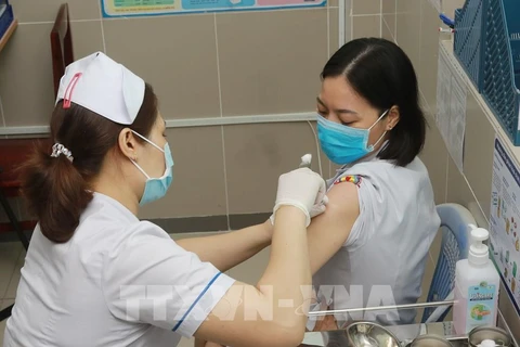 Медицинский персонал 11-ой районной больницы получил вакцину от COVID-19. (Фото: ВИА)