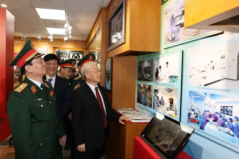 Генеральный секретарь ЦК КПВ Нгуен Фу Чонг, секретарь Центральной военной комиссии, посетил музей славы Центрального военного госпиталя 108. (Фото: ВИА)