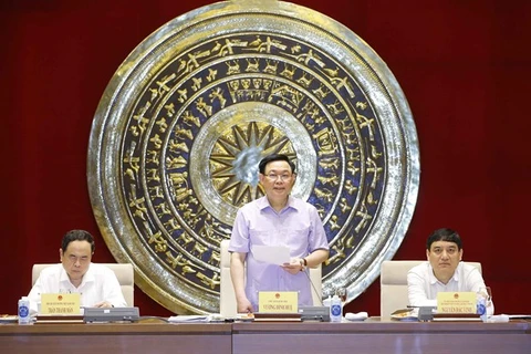 Председатель Национального собрания (НС) Выонг Динь Хюэ выступает на рабочем заседании (Фото: ВИА)