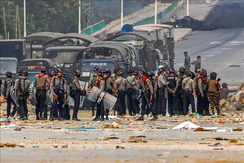 Полиция Мьянмы усилила безопасность в районе Хлайнгтхая города Янгон. (Фото: AFP / ВИА)
