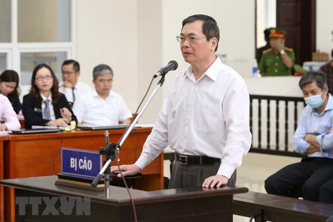 Бывший министр промышленности и торговли Ву Хи Хоанг дает показание на суде. (Фото: ВИА)