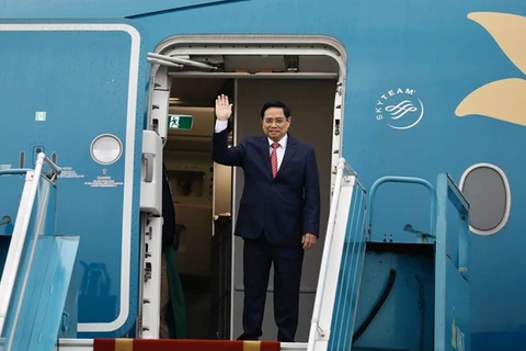 Премьер-министр Фам Минь Тьинь отбывает в Нидонезию на встречу АСЕАН. (Фото: ВИА)