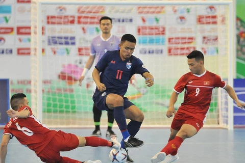 Игроки мужской сборной Вьетнама по футзалу (в красном) борются за мяч (Фото: AFC)
