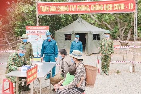 Ужесточение контроля границ - мера по предовращению проникновения эпидемии в страну. (Фото: baochinhphu.vn)
