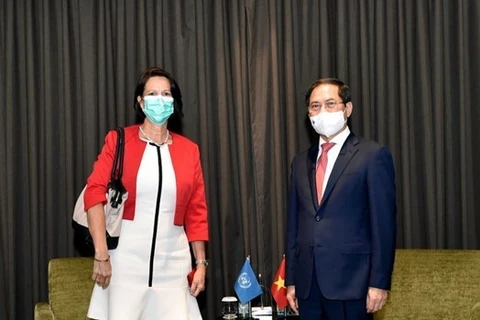 Министр иностранных дел Буй Тхань Шон и спецпосланник Генерального секретаря ООН по Мьянме Кристин Шранер Бургенер. (Фото: baoquocte.vn)