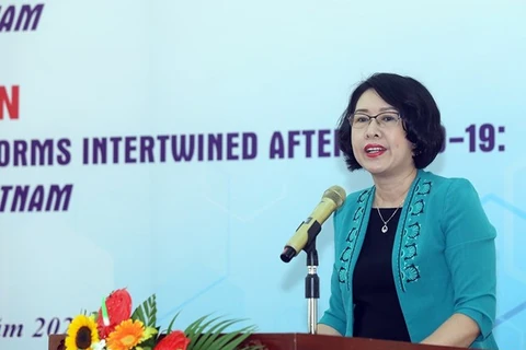 Директор Центрального института экономического управления Чан Тхи Хонг Минь выступает на семинаре 22 апреля (Фото: ВИА)