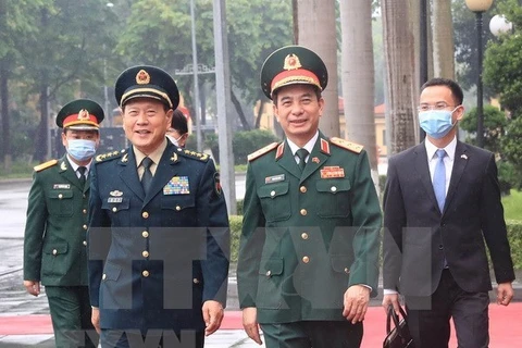 Вьетнамский министр национальной обороны генерал-полковник Фан Ван Жанг (на переднем плане справа) 