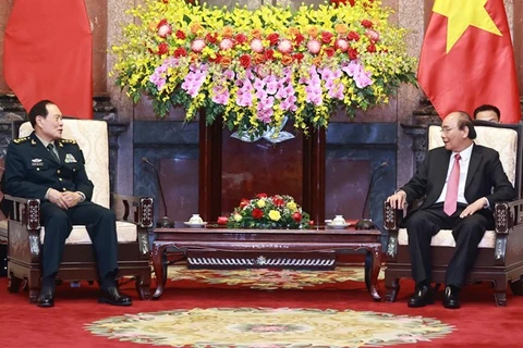 Президент Вьетнама Нгуен Суан Фук (справа) и генерал- полковник Вэй Фенхэ, член Государственного совета Китая и министр национальной обороны, на встрече в Ханое 26 апреля (Фото: ВИА)