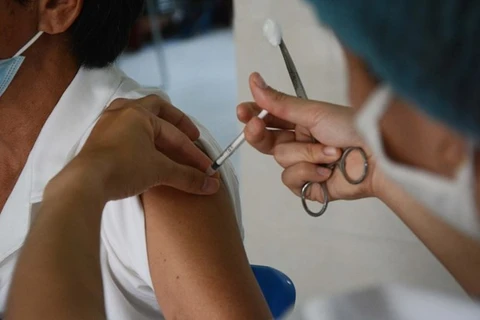 В общей сложности 259.736 работников по всей стране получили прививки от COVID-19. (Фото: ВИА)