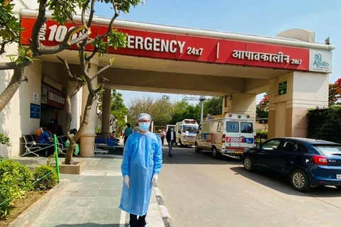 Посол Вьетнама в Индии Фам Шань Тьяу стоит перед больницей, где вьетнамский инженер, работающий в посольстве Вьетнама, лечился от заражения коронавирусом в Нью-Дели, Индия. (Фото любезно предоставлено Послом)
