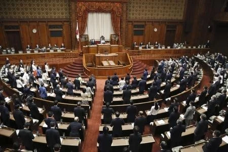 Заседание законодательного органа Японии в Токио 28 апреля 2021 г. (Фото: Kyodo / ВИА)
