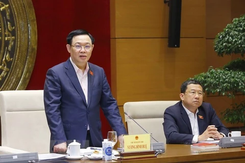 Председатель НС Выонг Динь Хюэ выступает на встрече 29 апреля. (Фото: ВИА)