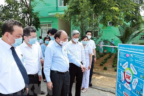 Президент Нгуен Суан Фук и делегация проверили меры профилактики, контроля и лечения пациентов с COVID-19 в пульмонологической больнице Дананг. (Фото: ВИА)