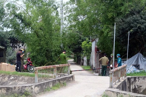 Установлен дежурный пост по режиму карантина в деревне Нойдо общины Бакли уезда Линян. (Фото: Дай Нгиа / ВИА)