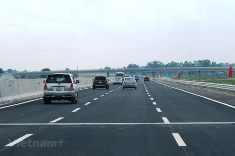 Транспортные средства передвигаются на скоростной автомагистрали, которой недавно была введена в эксплуатацию. (Фото: ВИА)