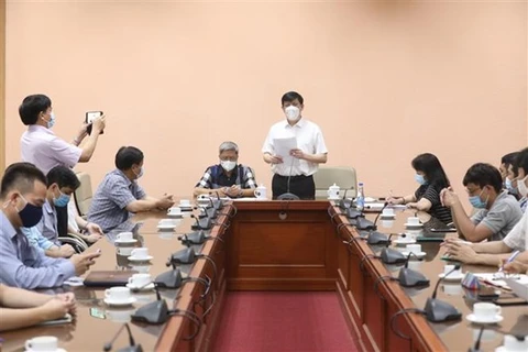 Выступает министр здравоохранения Нгуен Тхань Лонг (Фото: ВИА)