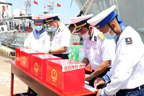 Офицеры и солдаты ВМС опечатывают урны для голосования в провинции Бариа-Вунгтау 4 мая перед отъездом для организации досрочного голосования для сил, работающих в море (Фото: ВИА)