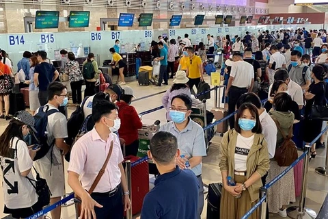 Длинные очереди пассажиров в международном аэропорту Ханоя Нойбай. (Фото: ВИА)