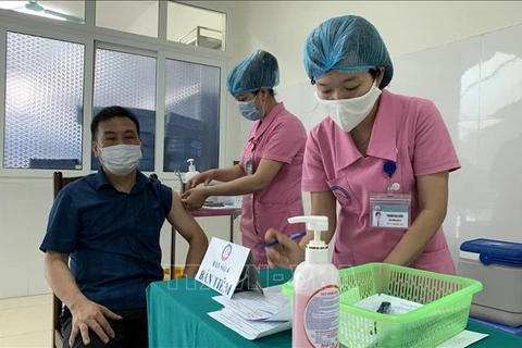 Проводится вакцинация против COVID-19. (Фото: ВИА)
