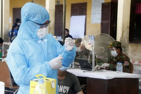 Введение вакцины против COVID-19 камбоджийцам (Фото: ВИА)