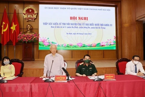 Генеральный секретарь ЦК КПВ Нгуен Фу Чонг (стоит) выступает на встрече с избирателями Ханоя (Фото: ВИA)