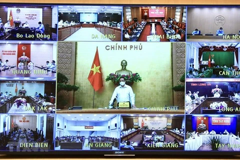 Премьер-министр Фам Минь Тьинь председательствует на онлайн-встрече (Фото: ВИА)