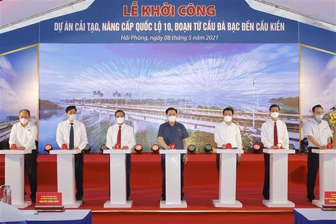 Председатель Национального собрания Выонг Динь Хюэ и делегаты провели церемонию закладки фундамента. (Фото: Зоан Тан/ВИА)