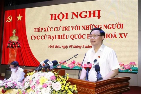 Председатель НС Выонг Динь Хюэ выступает на встрече с избирателями в уезде Виньбао города Хайфон 9 мая (Фото: ВИА)
